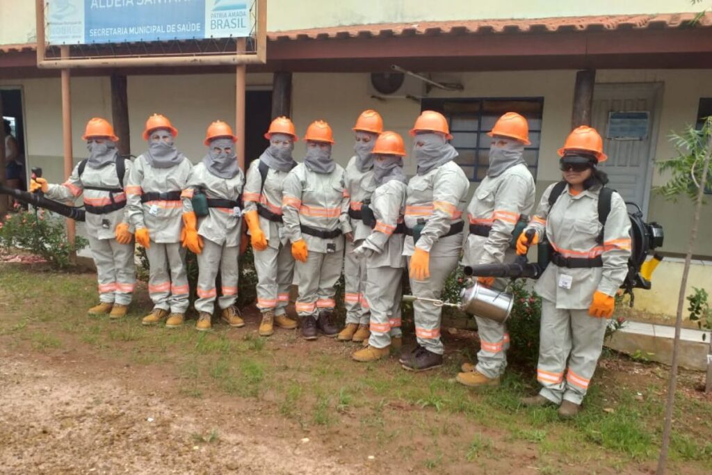 The image shows firefighters Bakairi